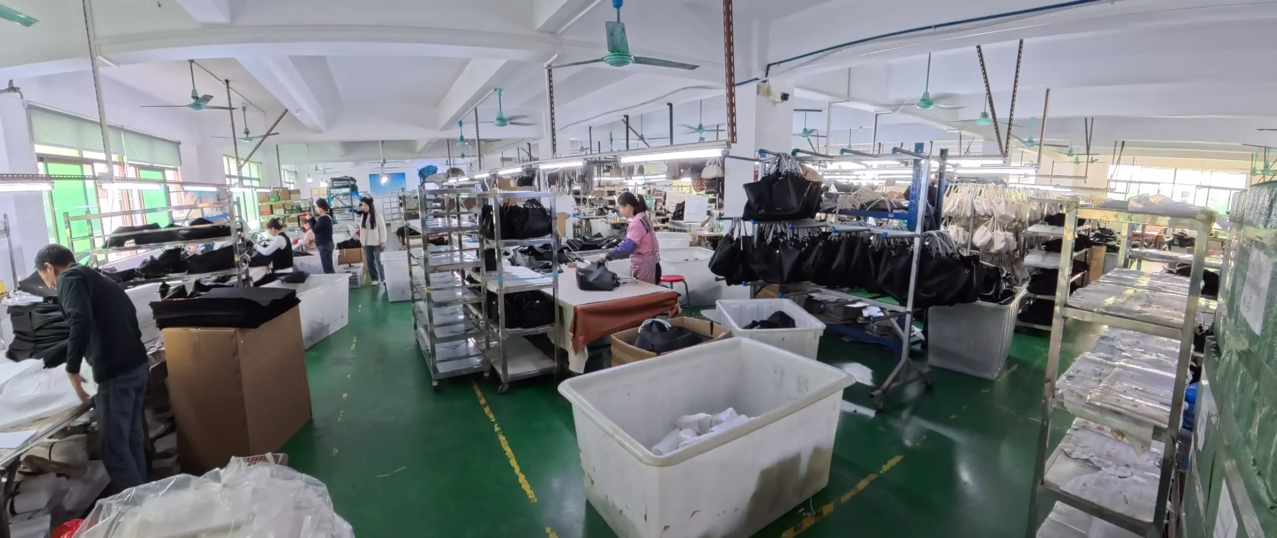 - East-West Silhouette: Why the Slim Horizontal Shape Is 2026’s Defining Bag Profile-FY Custom Bag Manufacturer - East-West Silhouette: Why the Slim Horizontal Shape Is 2026’s Defining Bag Profile-FY Custom Bag Manufacturer